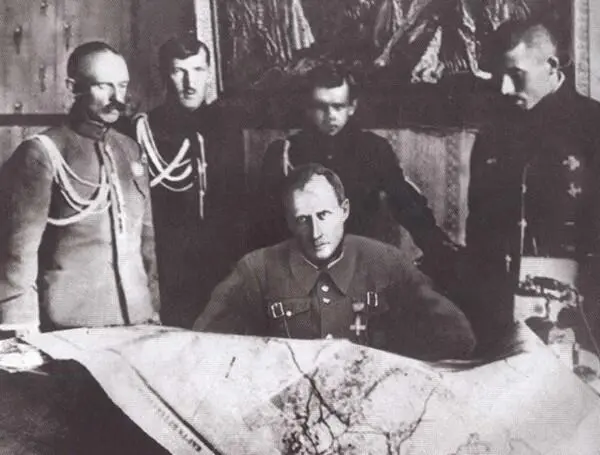 А Н ГришинАлмазов в центре с чинами своего штаба Ориентировочно лето 1918 - фото 44