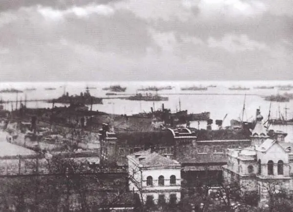 Суда на рейде Одессы в дни эвакуации белых 1919 г Военный транспорт с - фото 49