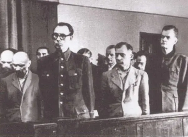 А А Власов и бывшие офицеры РОА на суде во время вынесения приговора 31 июля - фото 67