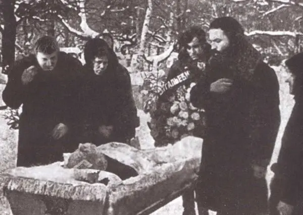Похороны В В Шульгина на кладбище в Байгушах 17 февраля 1976 г Памятник на - фото 77
