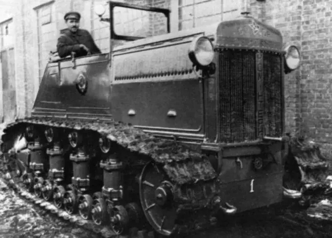 Один из первых опытных образцов трактора Коминтерн 1931 год Машина еще не - фото 42