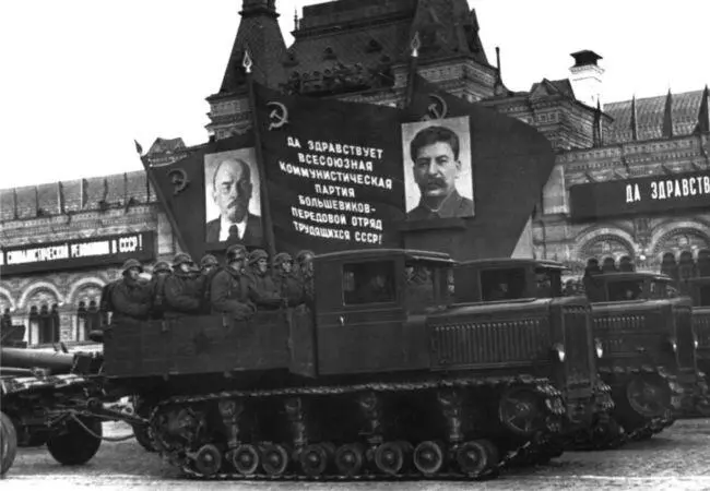 Тягачи Коминтерн проходят по Красной площади во время парада 1939 год - фото 44