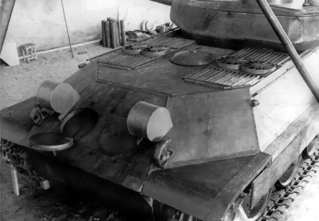 Вид на кормовую часть и крышу моторнотрансмиссионного отделения деревянного - фото 89