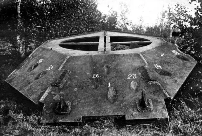 Макет 15 вид спереди Сентябрь 1944 года Видны следы снарядных попаданий - фото 92