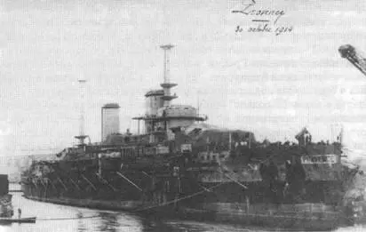 Линейный корабль Прованс 30 октября 1914 г во время достройки вверху и в - фото 47