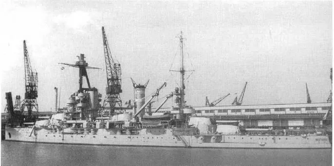 Линейный корабль Бретань в 1936 г вверху в Гавре в 1937 г в центре и в - фото 93