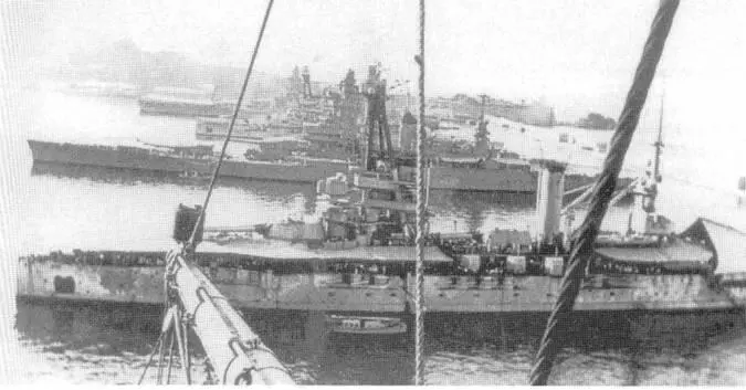 Французские линкоры в МерсэльКебире 1940 г На первом плане Бретань далее - фото 97