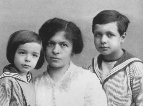 Милева Марич с сыновьями Эдуардом и Гансом Альбертом 1914 г Альберт Эйнштейн - фото 27