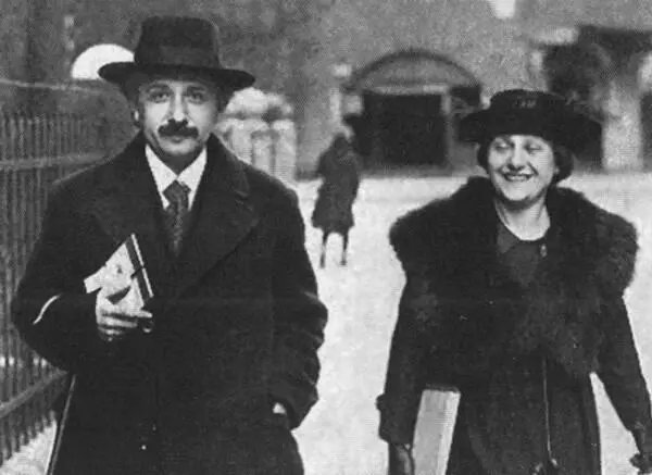 Альберт Эйнштейн с кузиной Эльзой Левенталь 1915 г Альберт Эйнштейн и - фото 28