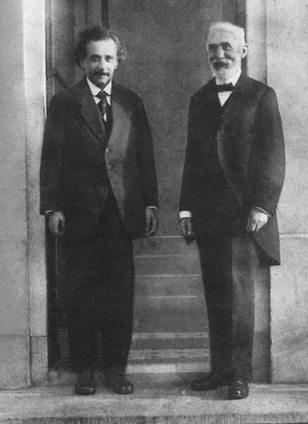 Альберт Эйнштейн и Хендрик Лоренц Лейден 1921 г С Нильсом Бором во время - фото 29