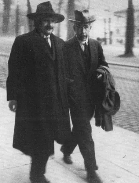 С Нильсом Бором во время Сольвеевского конгресса Брюссель 1930 г - фото 30