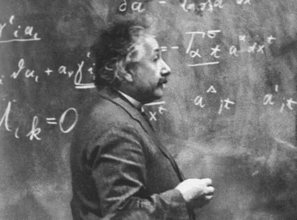 Выступление с лекцией 1920е гг Эльза и Альберт Эйнштейн сидят с цветами - фото 37