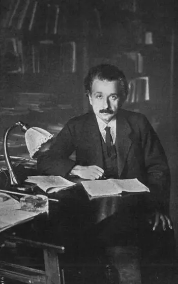 Эйнштейн в своем кабинете в Берлинском университете 1920 г Альберт и Эльза - фото 44