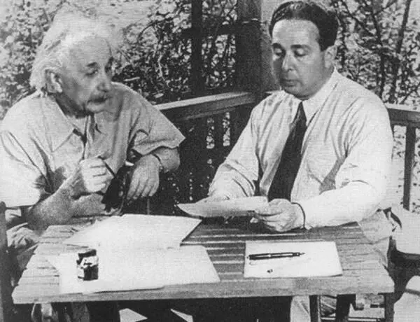 Эйнштейн и Лео Силард Август 1939 г Ганс Альберт Эйнштейн на переднем - фото 61