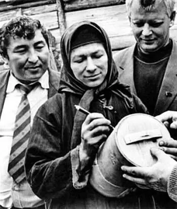 Агафья надписывает туесок Оглядев вместе с Агафьей избу отданную под - фото 10