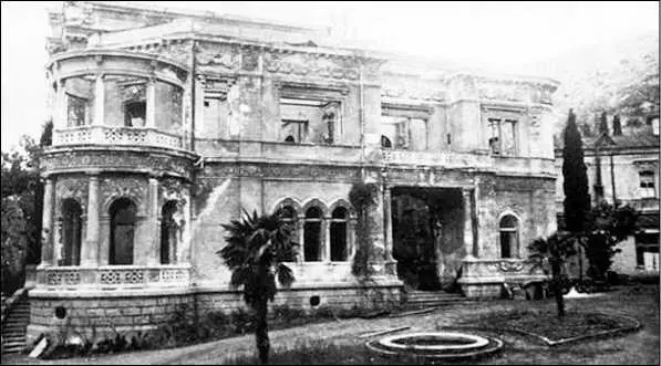 Дом отдыха ЦИК СуукСу после пожара в январе 1942 года имел вид здания - фото 29