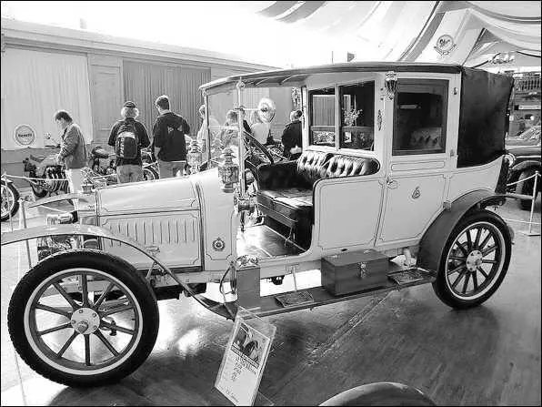 Автомобиль De Dion Bouton Landaulet пришелся по вкусу первым обитателям дома - фото 49