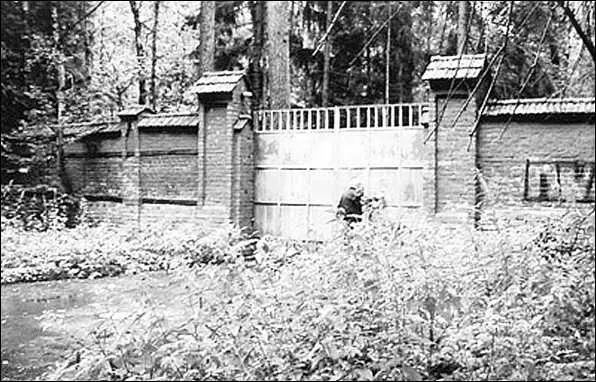 За этими воротами на объекте Зубалово4 в период 19191932 годов жил ИВ - фото 67
