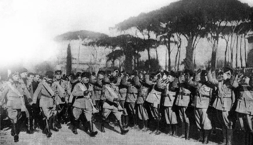 Марш чернорубашечников на площади Сиены в Риме 1933 год А буквально через - фото 79