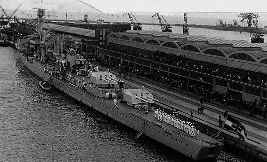Лёгкий крейсер Кёнигсберг в польском порту Гдыня 19351940 годы Утром 10 - фото 92