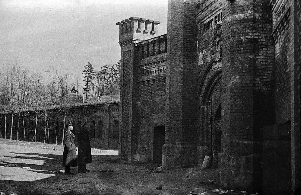 Советские офицеры осматривают форт 12 Ойленбург Eulenburg недалеко от - фото 116