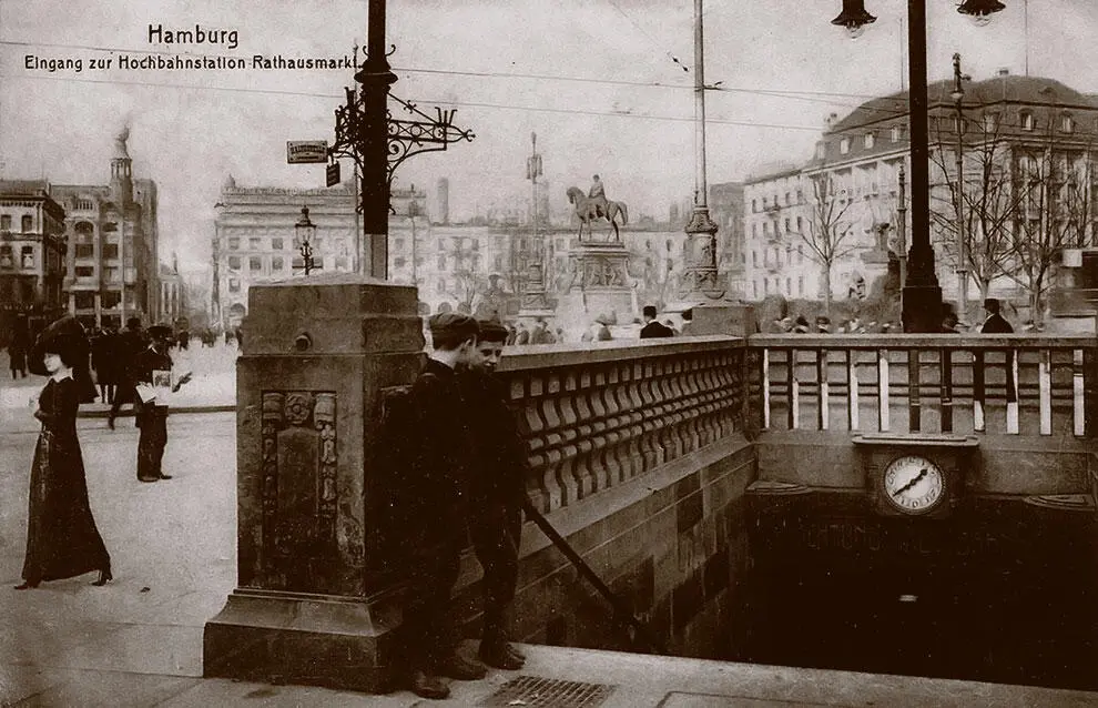 Гамбург У входа на станцию метро Ратушная площадь 20е годы XX века Как - фото 136