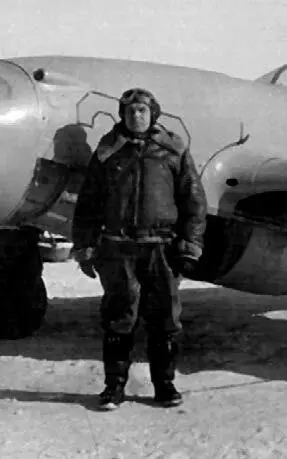 Полковник П С Акуленко у самолета Як15 с демонтированным вооружением - фото 31