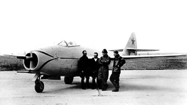 Летчикиспытатель ОКБ155 А Н Гринчик второй слева с авиамеханиками у - фото 56