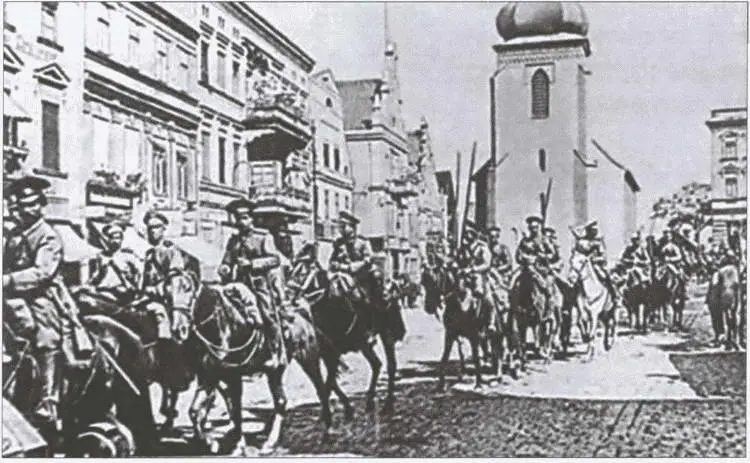 Донские казаки вступают в немецкий город в Восточной Пруссии 1914 г - фото 41