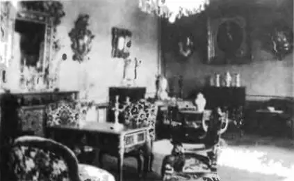 Гостинная Обстановка конца XIX века Фото 1920х годов Столик и часы из - фото 11