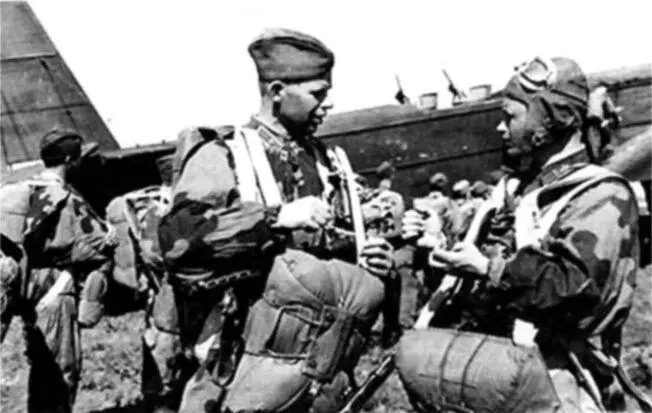 Десантники перед боевой выброской в начальном периоде войны Штатная - фото 45