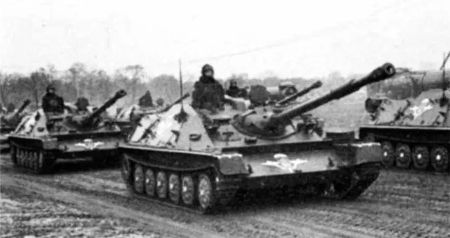 Авиадесантная самоходная артиллерийская установка АСУ85 на параде - фото 58