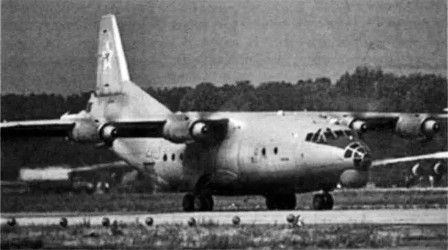 Транспортный самолет Ан12 Тогда прыжок выполнили его сын А В Маргелов и - фото 82
