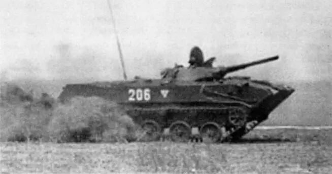Боевая машина десанта БМД1 В средней части корпуса расположено боевое - фото 141