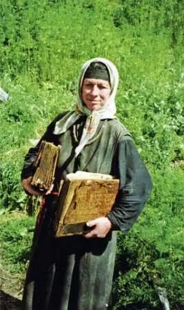 Старинные церковные книги Лыковых На полках вдоль стен стоит тут пропасть - фото 46