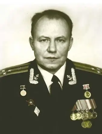 При полном параде Второй раз Суровцев удивил меня на обмывании моего высшего - фото 26