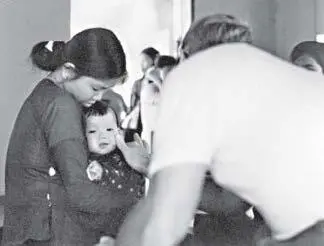 Дананг 1968 г Я оказываю медицинскую помощь пациентам в приюте для сирот - фото 14