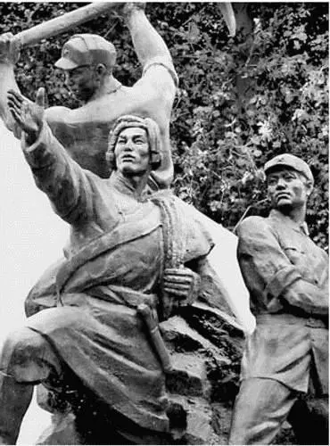 Статуя напротив Поталы показывающая как тибетцы рука об руку с китайцами - фото 44