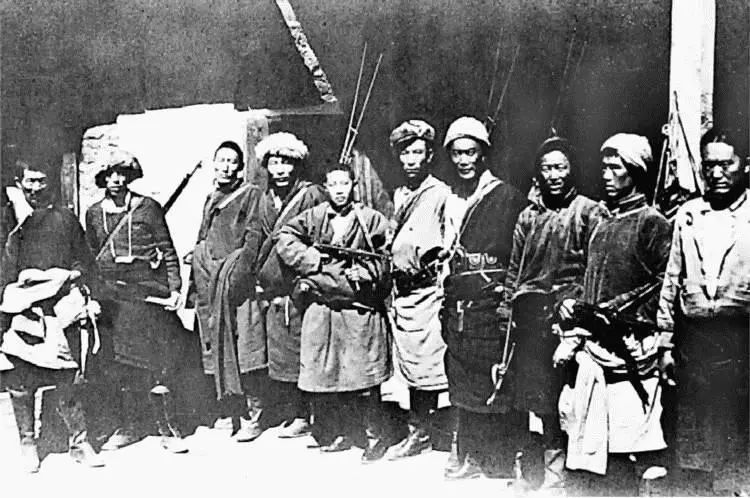 Члены Добровольческой армии национальной обороны в Лхока DIIR Archive Central - фото 49