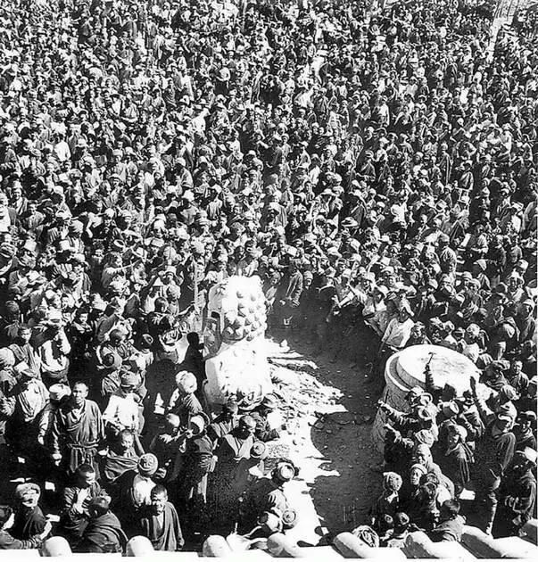 Толпа тибетцев у Норбулингки 10 марта 1959 г DIIR Archive Central Tibetan - фото 51