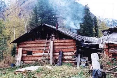 На снимке изба Агафьи храмина сказал бы покойный Карп Осипович Вся семья - фото 70