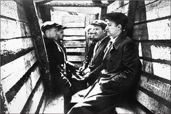 ГИ Чертов В щелевом бомбоубежище 27 июня 1941 г Траншея перекрывалась - фото 15
