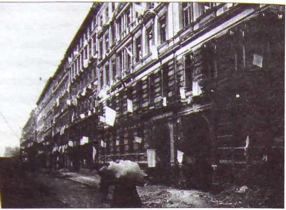 Белые флаги на берлинских домах Май 1945 г Восточные районы Берлина - фото 15