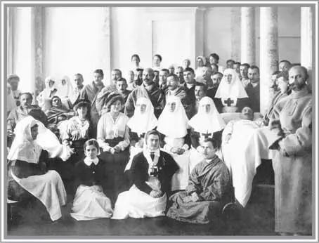 Группа медицинского персонала и раненые в Дворцовом лазарете с императрицей и - фото 16