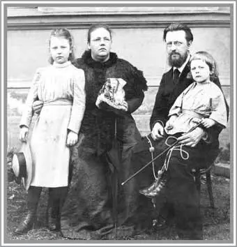 С П фон Дервиз с семьей СПетербург 1910е гг Фото ателье К Буллы - фото 53