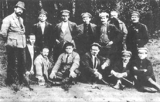 Группа видных уральских большевиков фотографировавшаяся у могилы Романовых - фото 123