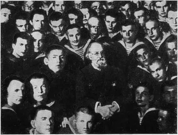 АН Крылов среди курсантов ВМИУ имени Дзержинского 23 июля 1940 г - фото 14