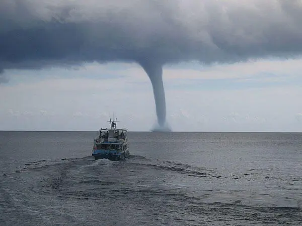 Фотография водяного смерча возле Майорки 11 сентября 2005 года - фото 26
