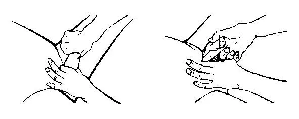 Женщина берёт пенис правой рукой так чтобы он вошел в ладонь со стороны кольца - фото 74