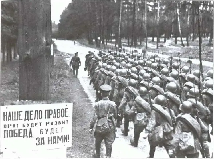 Советские войска уходят на фронт Немецкие войска на марше - фото 32